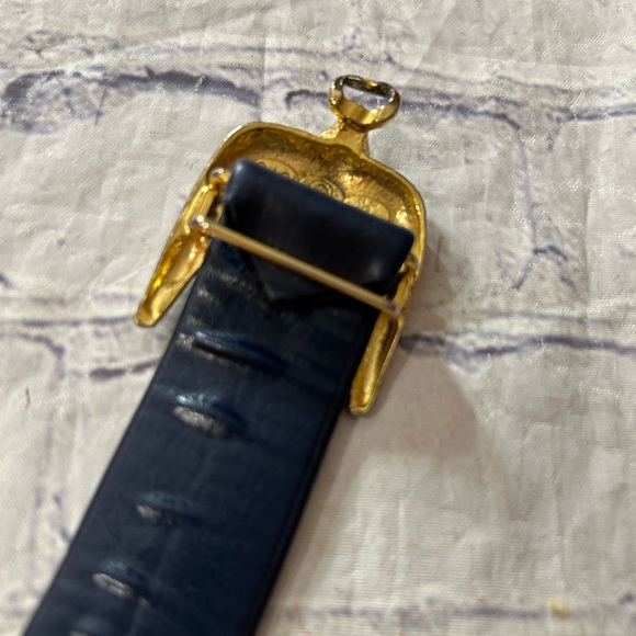 VINTAGE (1973) GOLD TONE TEXTURED DOVES BUCKLE REMOVABLE ON INK NAVY STRAP - Picture 6 of 11